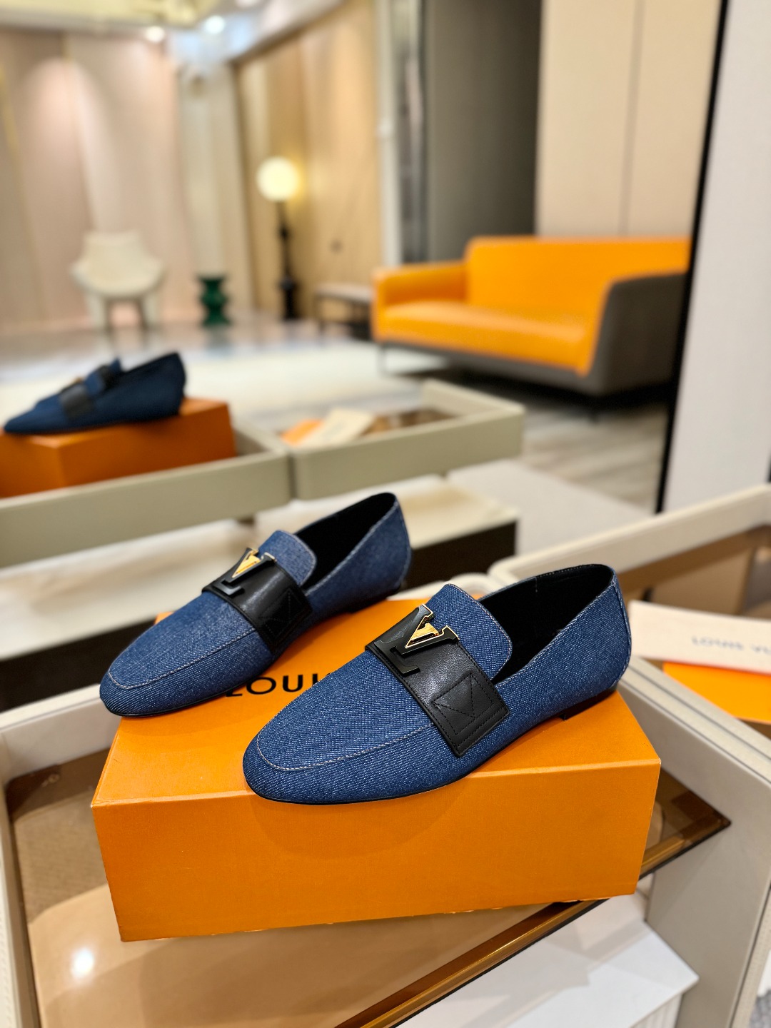 L✔️ 家专柜走秀款、实体系列同步更新、完美楦型+电镀扣子、整只鞋面工艺比较复杂、平底设计舒适、走路不累