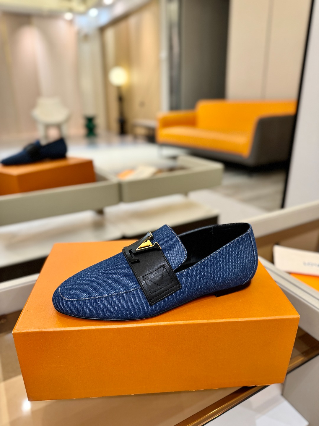 L✔️ 家专柜走秀款、实体系列同步更新、完美楦型+电镀扣子、整只鞋面工艺比较复杂、平底设计舒适、走路不累