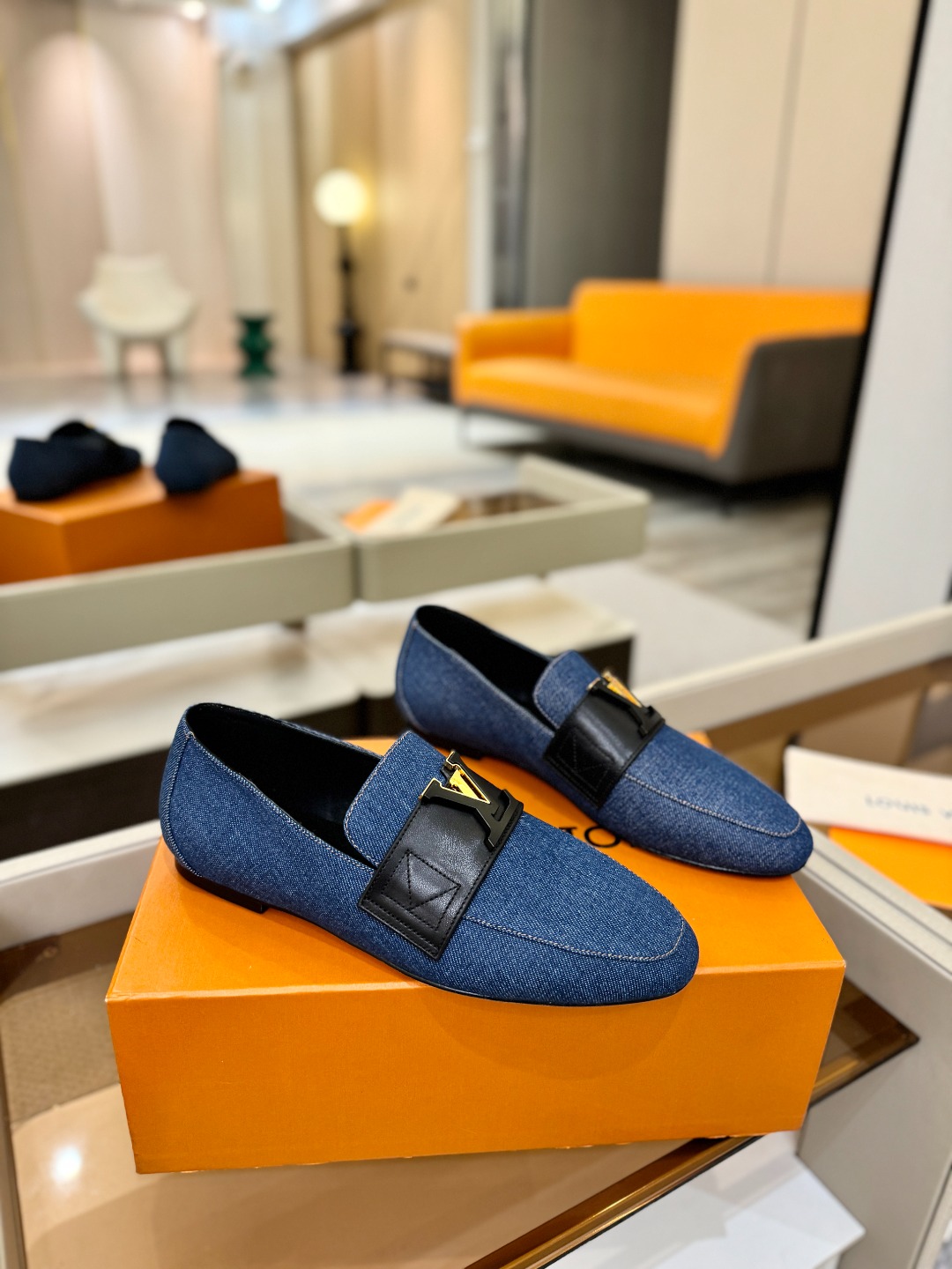 L✔️ 家专柜走秀款、实体系列同步更新、完美楦型+电镀扣子、整只鞋面工艺比较复杂、平底设计舒适、走路不累