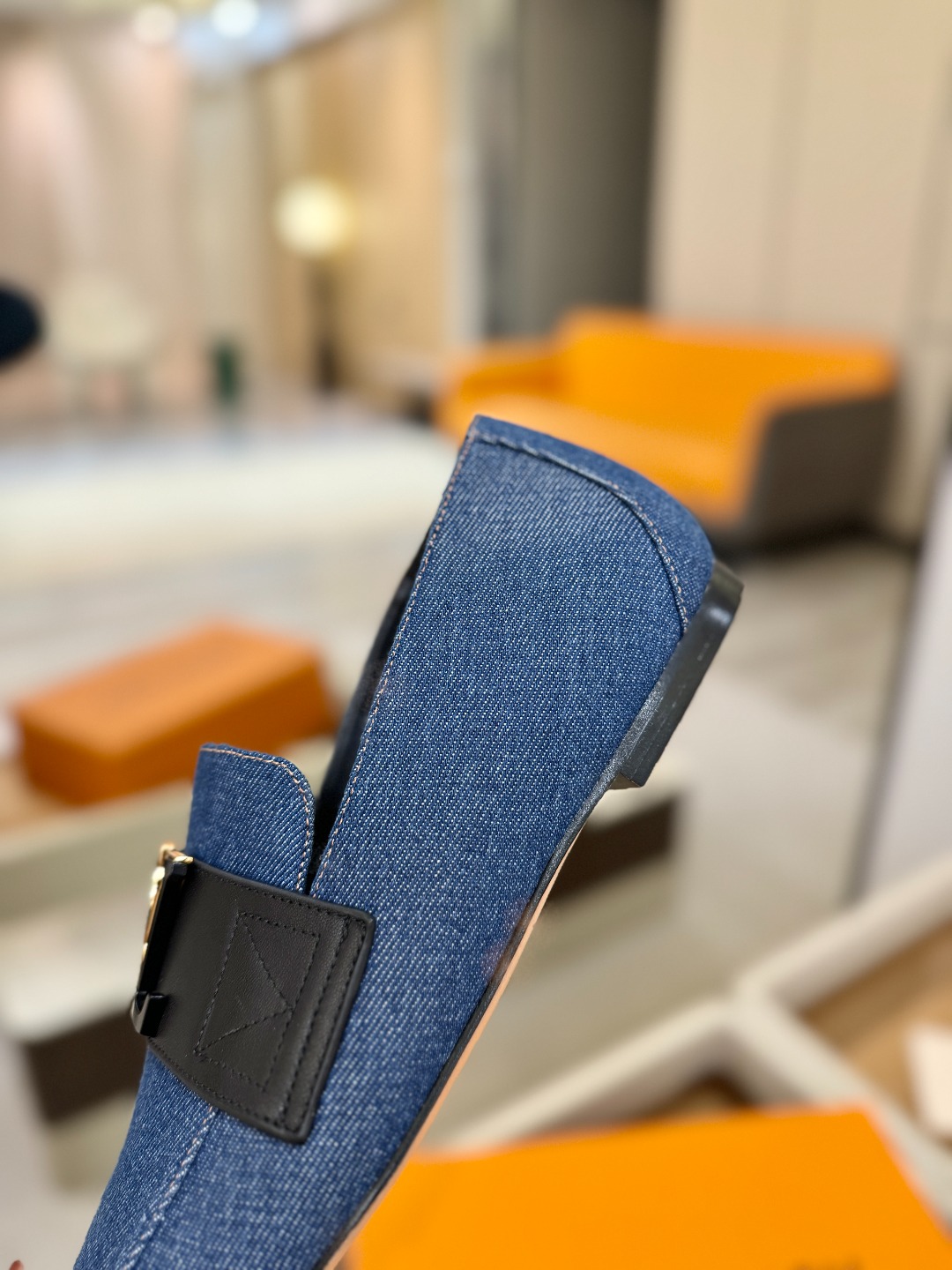 L✔️ 家专柜走秀款、实体系列同步更新、完美楦型+电镀扣子、整只鞋面工艺比较复杂、平底设计舒适、走路不累