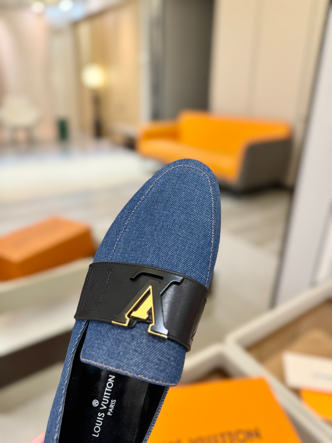 L✔️ 家专柜走秀款、实体系列同步更新、完美楦型+电镀扣子、整只鞋面工艺比较复杂、平底设计舒适、走路不累