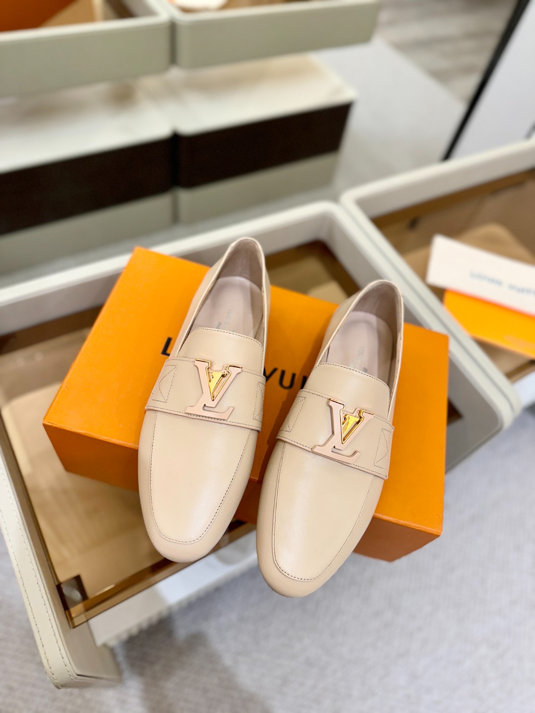 L✔️ 家专柜走秀款、实体系列同步更新、完美楦型+电镀扣子、整只鞋面工艺比较复杂、平底设计舒适、走路不累