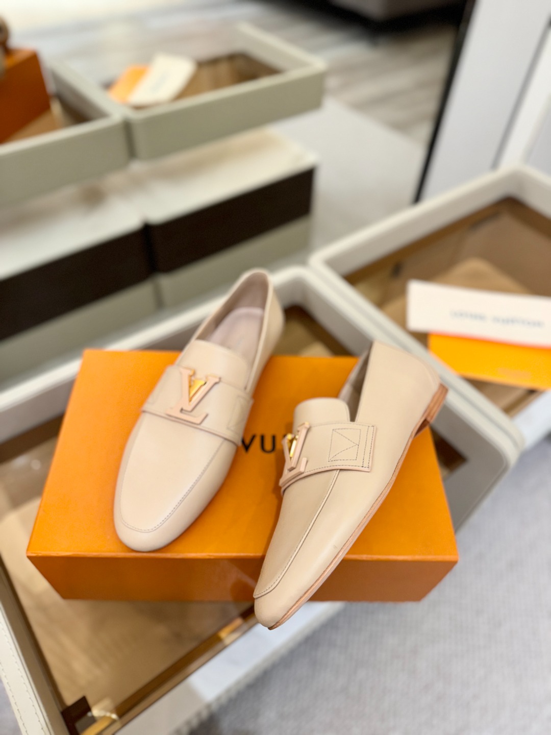 L✔️ 家专柜走秀款、实体系列同步更新、完美楦型+电镀扣子、整只鞋面工艺比较复杂、平底设计舒适、走路不累