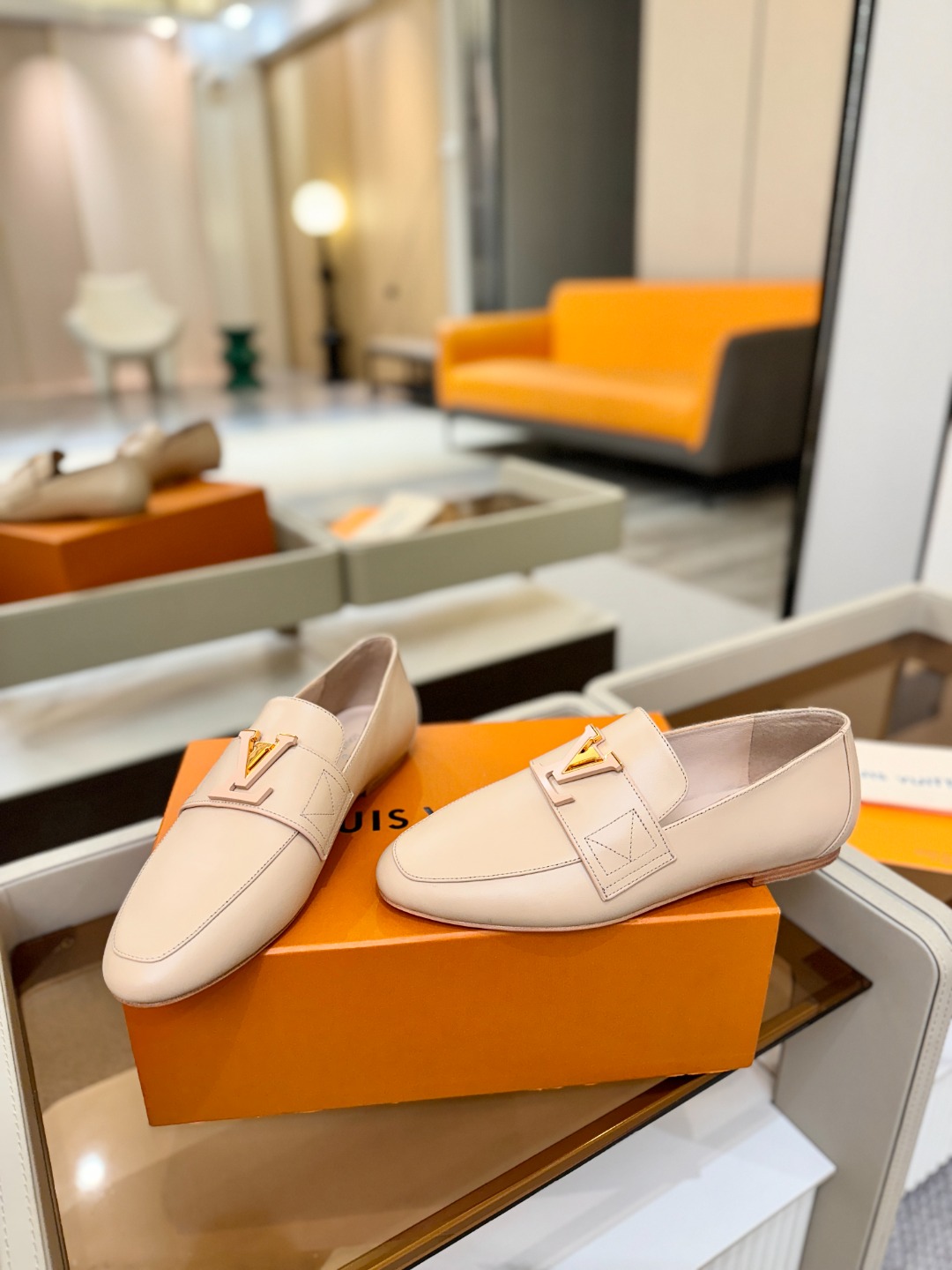 L✔️ 家专柜走秀款、实体系列同步更新、完美楦型+电镀扣子、整只鞋面工艺比较复杂、平底设计舒适、走路不累