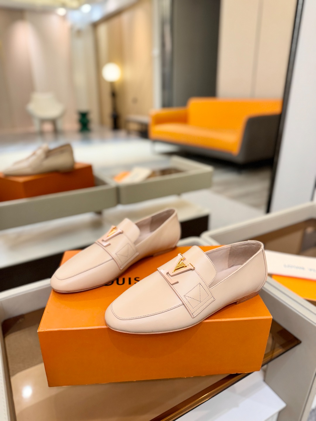 L✔️ 家专柜走秀款、实体系列同步更新、完美楦型+电镀扣子、整只鞋面工艺比较复杂、平底设计舒适、走路不累