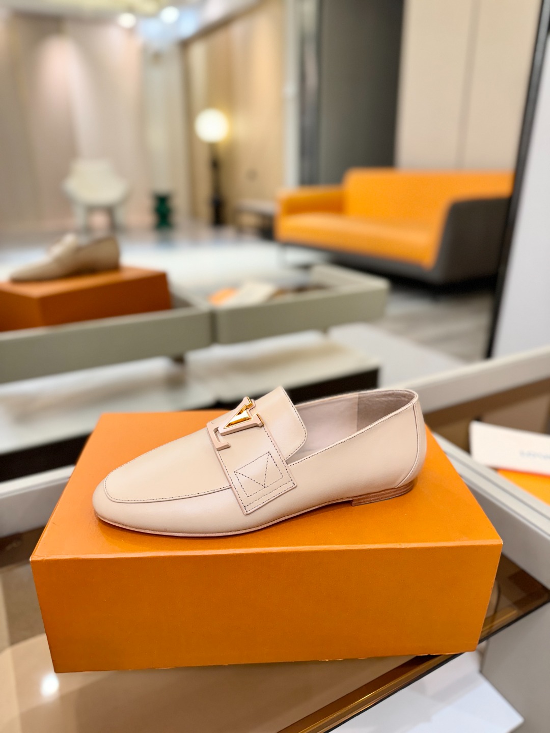 L✔️ 家专柜走秀款、实体系列同步更新、完美楦型+电镀扣子、整只鞋面工艺比较复杂、平底设计舒适、走路不累