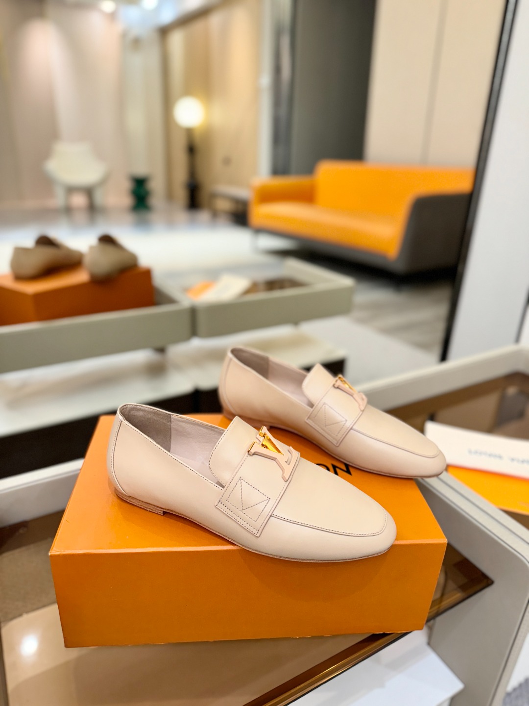 L✔️ 家专柜走秀款、实体系列同步更新、完美楦型+电镀扣子、整只鞋面工艺比较复杂、平底设计舒适、走路不累