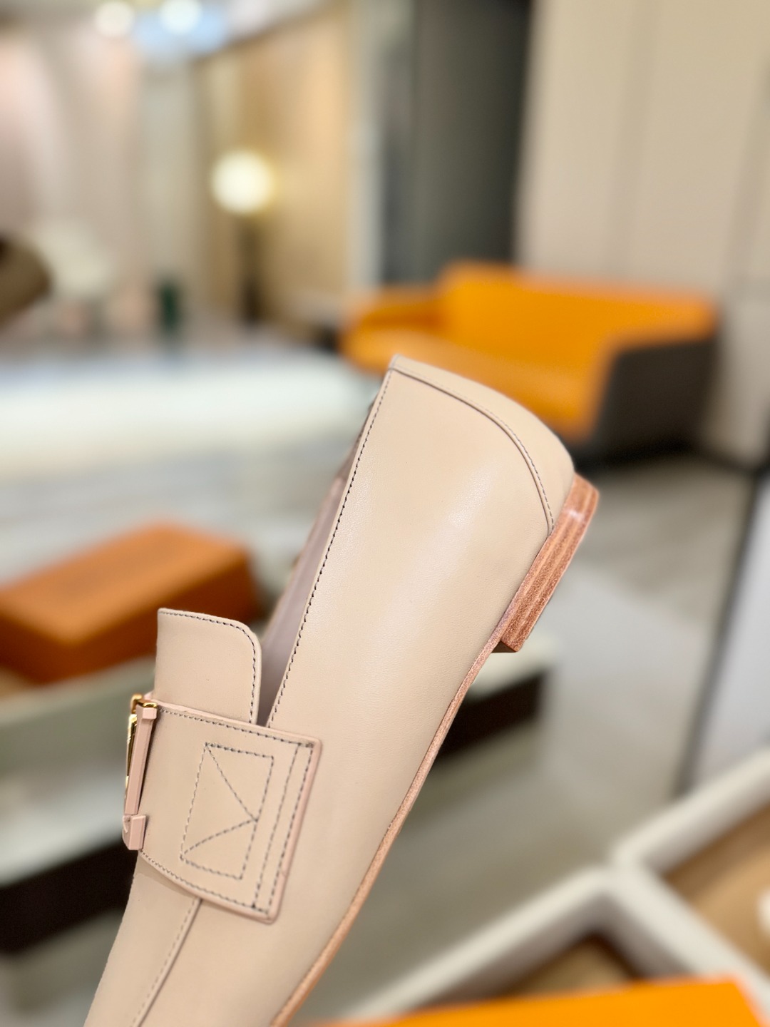 L✔️ 家专柜走秀款、实体系列同步更新、完美楦型+电镀扣子、整只鞋面工艺比较复杂、平底设计舒适、走路不累