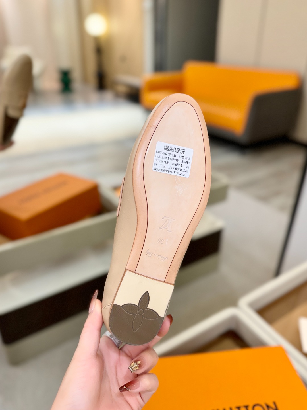 L✔️ 家专柜走秀款、实体系列同步更新、完美楦型+电镀扣子、整只鞋面工艺比较复杂、平底设计舒适、走路不累