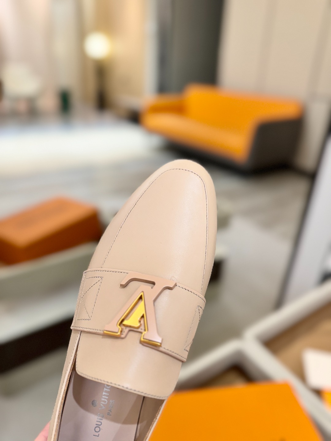 L✔️ 家专柜走秀款、实体系列同步更新、完美楦型+电镀扣子、整只鞋面工艺比较复杂、平底设计舒适、走路不累