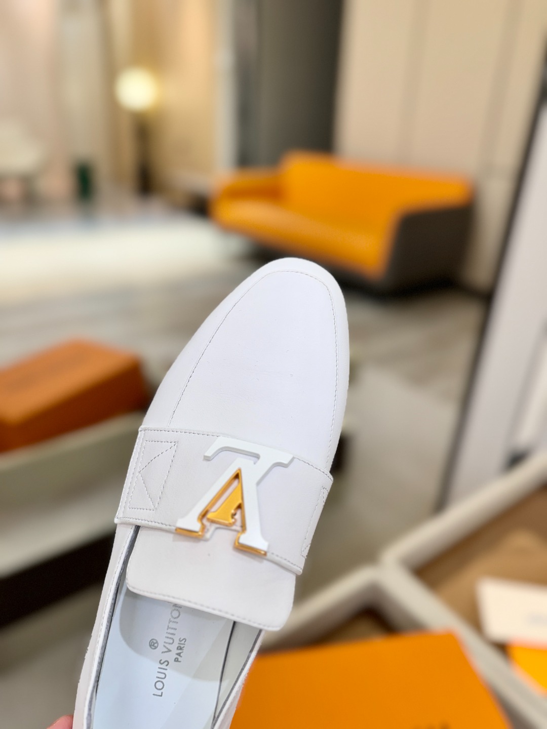 L✔️ 家专柜走秀款、实体系列同步更新、完美楦型+电镀扣子、整只鞋面工艺比较复杂、平底设计舒适、走路不累