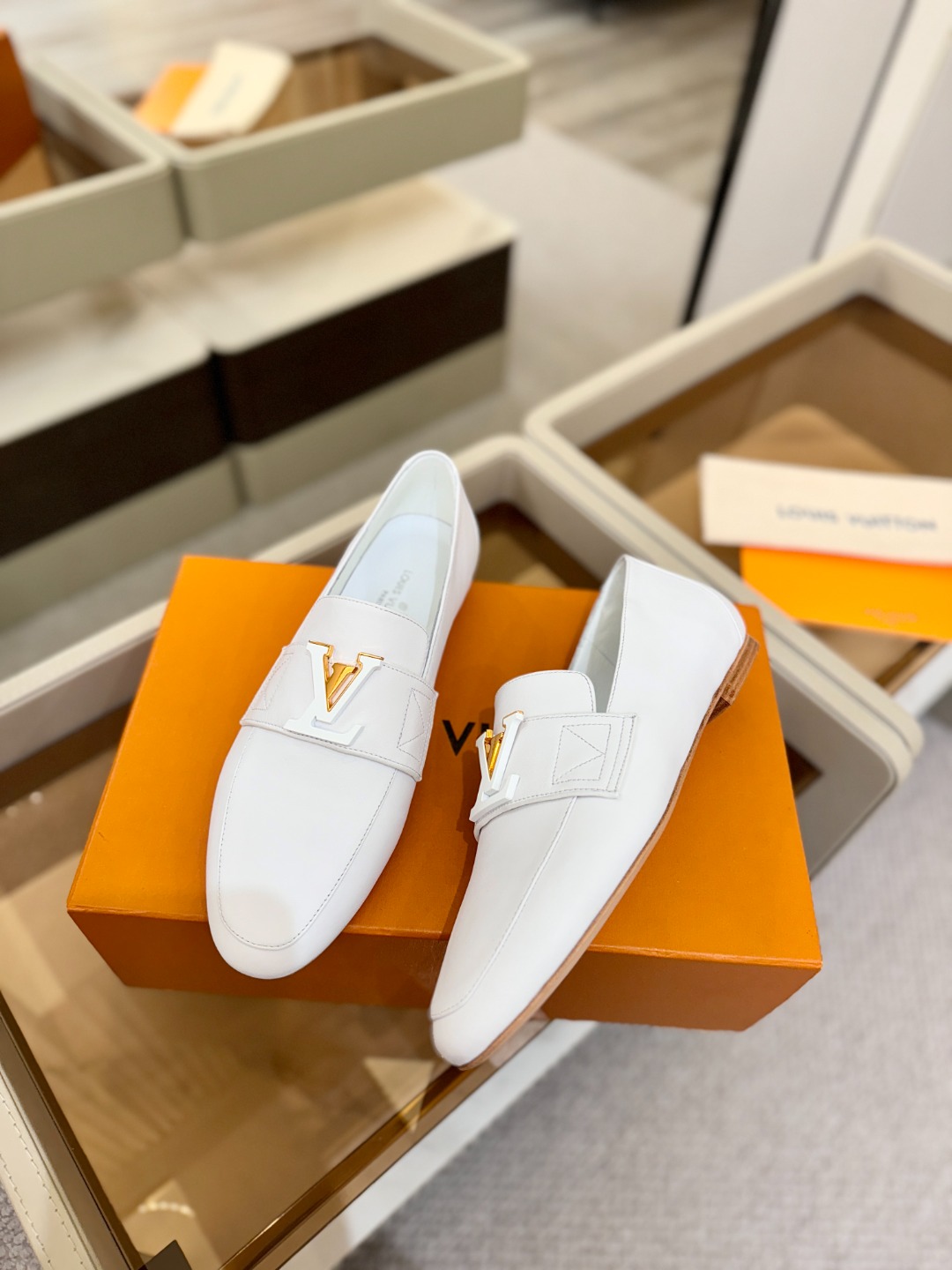 L✔️ 家专柜走秀款、实体系列同步更新、完美楦型+电镀扣子、整只鞋面工艺比较复杂、平底设计舒适、走路不累