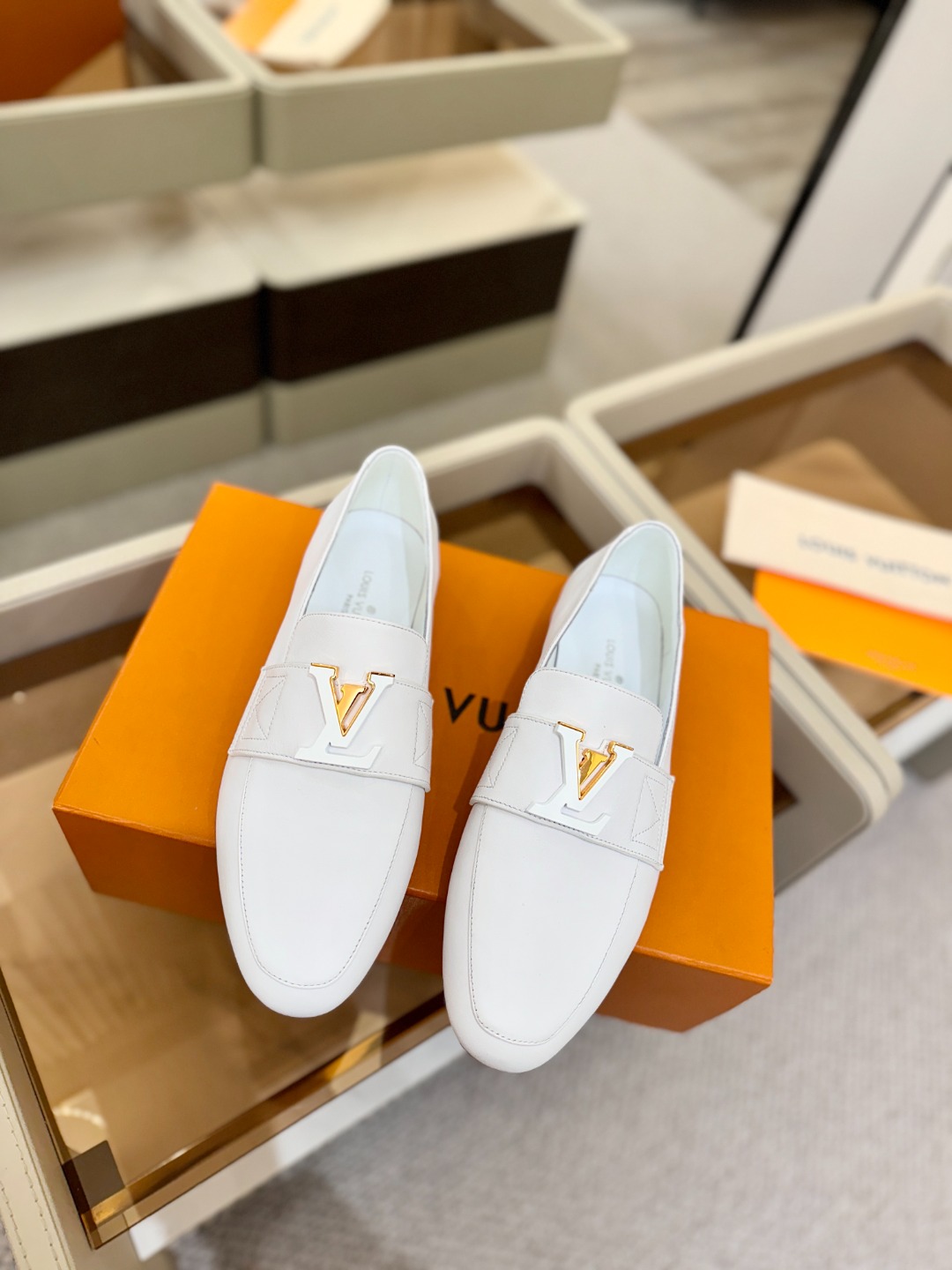 L✔️ 家专柜走秀款、实体系列同步更新、完美楦型+电镀扣子、整只鞋面工艺比较复杂、平底设计舒适、走路不累