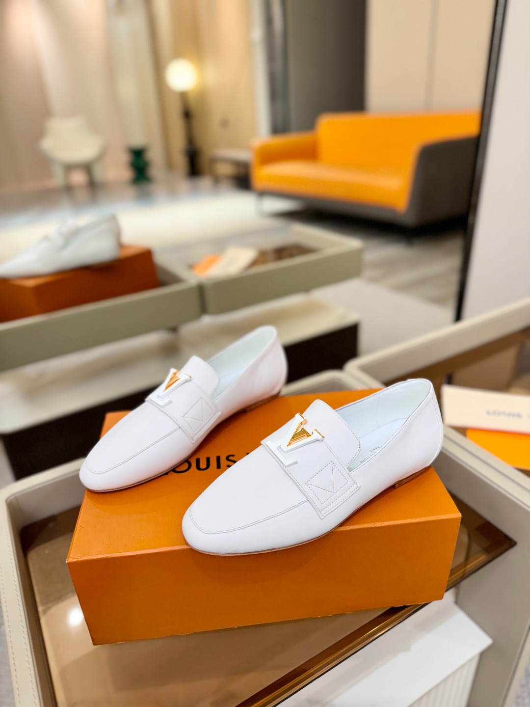 L✔️ 家专柜走秀款、实体系列同步更新、完美楦型+电镀扣子、整只鞋面工艺比较复杂、平底设计舒适、走路不累