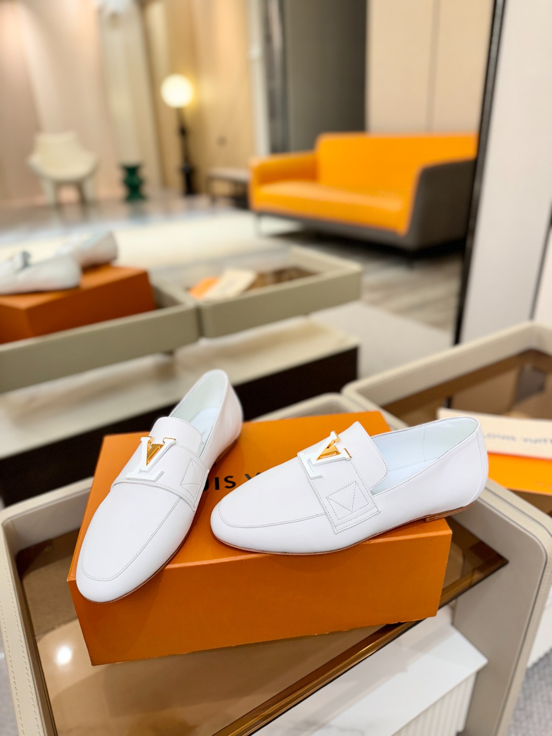 L✔️ 家专柜走秀款、实体系列同步更新、完美楦型+电镀扣子、整只鞋面工艺比较复杂、平底设计舒适、走路不累