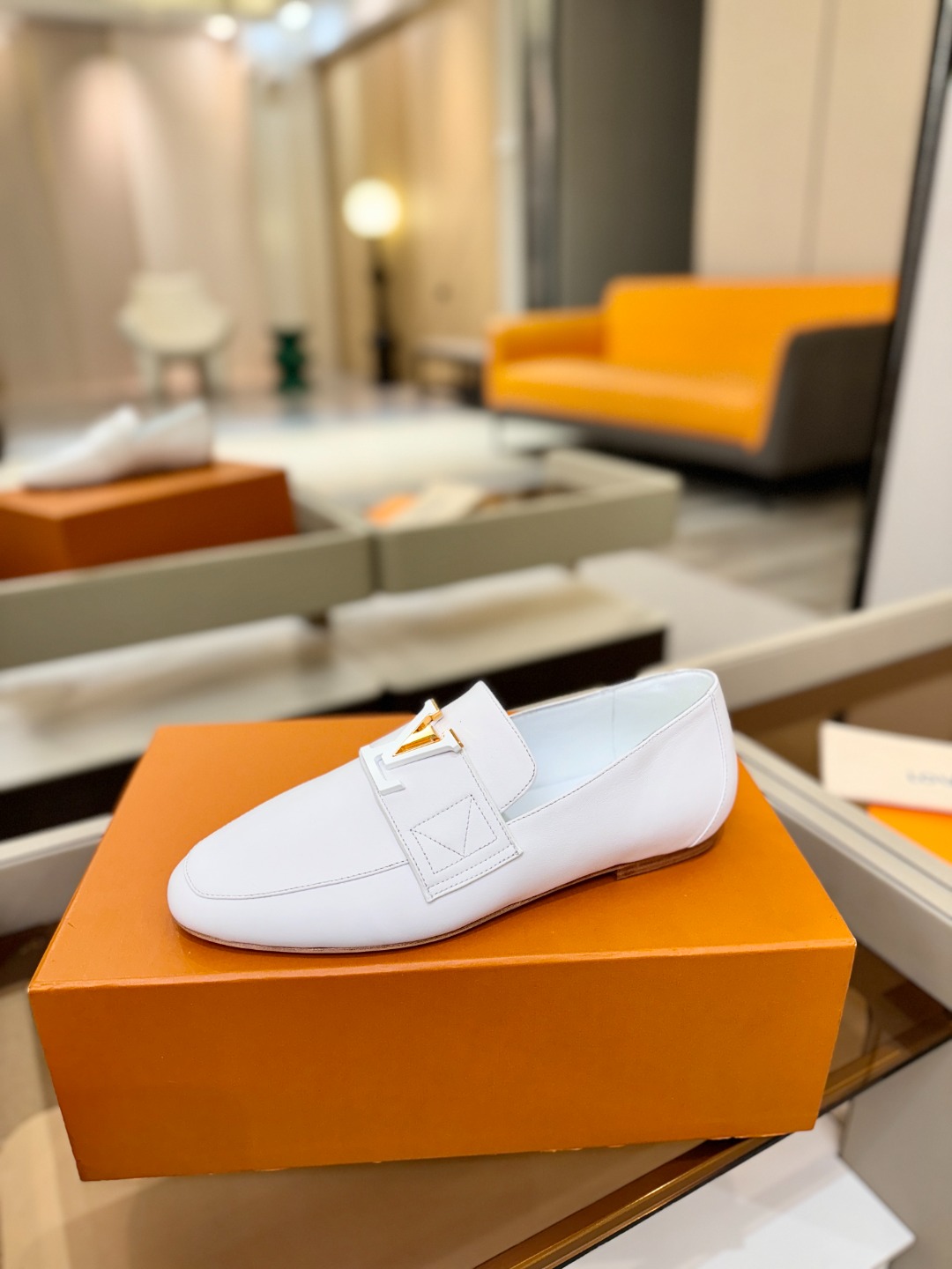 L✔️ 家专柜走秀款、实体系列同步更新、完美楦型+电镀扣子、整只鞋面工艺比较复杂、平底设计舒适、走路不累