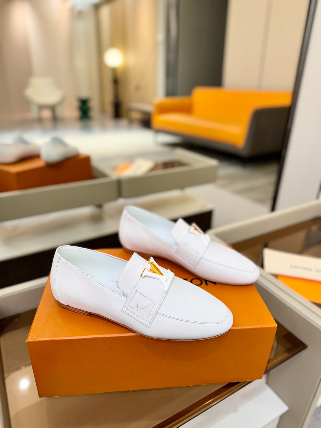 L✔️ 家专柜走秀款、实体系列同步更新、完美楦型+电镀扣子、整只鞋面工艺比较复杂、平底设计舒适、走路不累