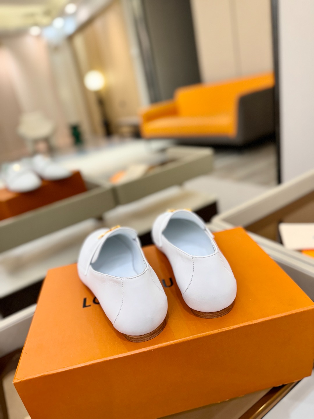 L✔️ 家专柜走秀款、实体系列同步更新、完美楦型+电镀扣子、整只鞋面工艺比较复杂、平底设计舒适、走路不累