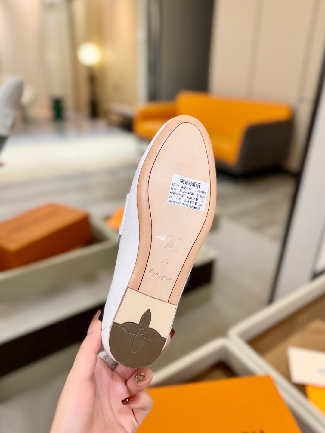 L✔️ 家专柜走秀款、实体系列同步更新、完美楦型+电镀扣子、整只鞋面工艺比较复杂、平底设计舒适、走路不累