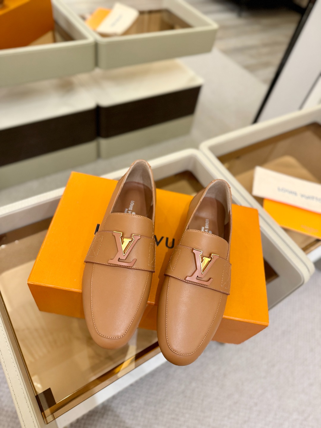 L✔️ 家专柜走秀款、实体系列同步更新、完美楦型+电镀扣子、整只鞋面工艺比较复杂、平底设计舒适、走路不累