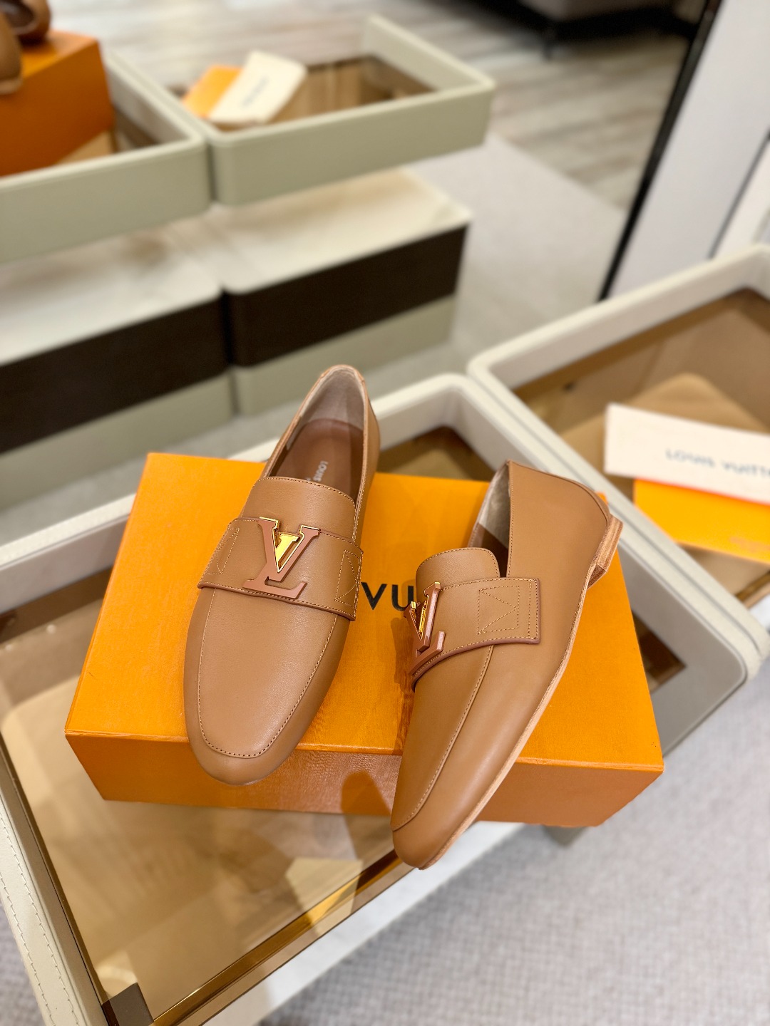 L✔️ 家专柜走秀款、实体系列同步更新、完美楦型+电镀扣子、整只鞋面工艺比较复杂、平底设计舒适、走路不累