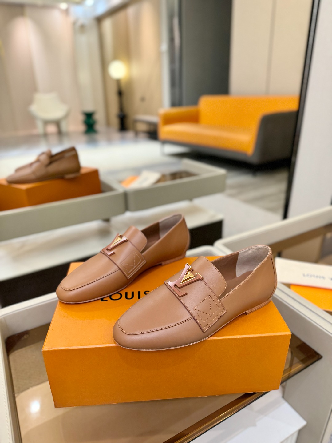 L✔️ 家专柜走秀款、实体系列同步更新、完美楦型+电镀扣子、整只鞋面工艺比较复杂、平底设计舒适、走路不累