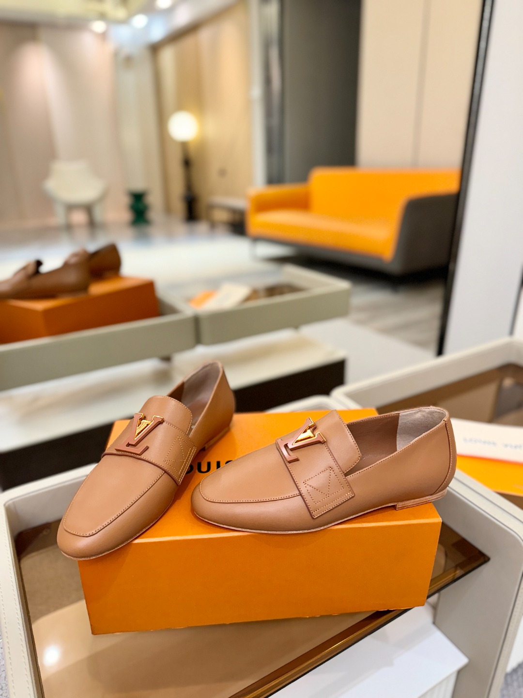 L✔️ 家专柜走秀款、实体系列同步更新、完美楦型+电镀扣子、整只鞋面工艺比较复杂、平底设计舒适、走路不累