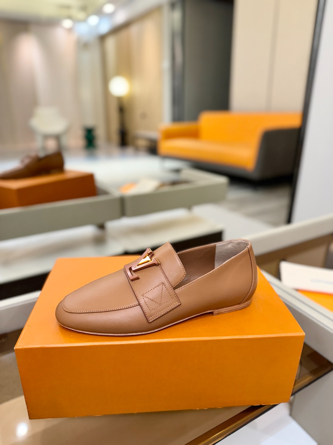 L✔️ 家专柜走秀款、实体系列同步更新、完美楦型+电镀扣子、整只鞋面工艺比较复杂、平底设计舒适、走路不累