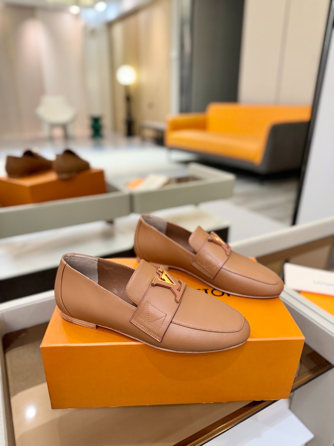 L✔️ 家专柜走秀款、实体系列同步更新、完美楦型+电镀扣子、整只鞋面工艺比较复杂、平底设计舒适、走路不累