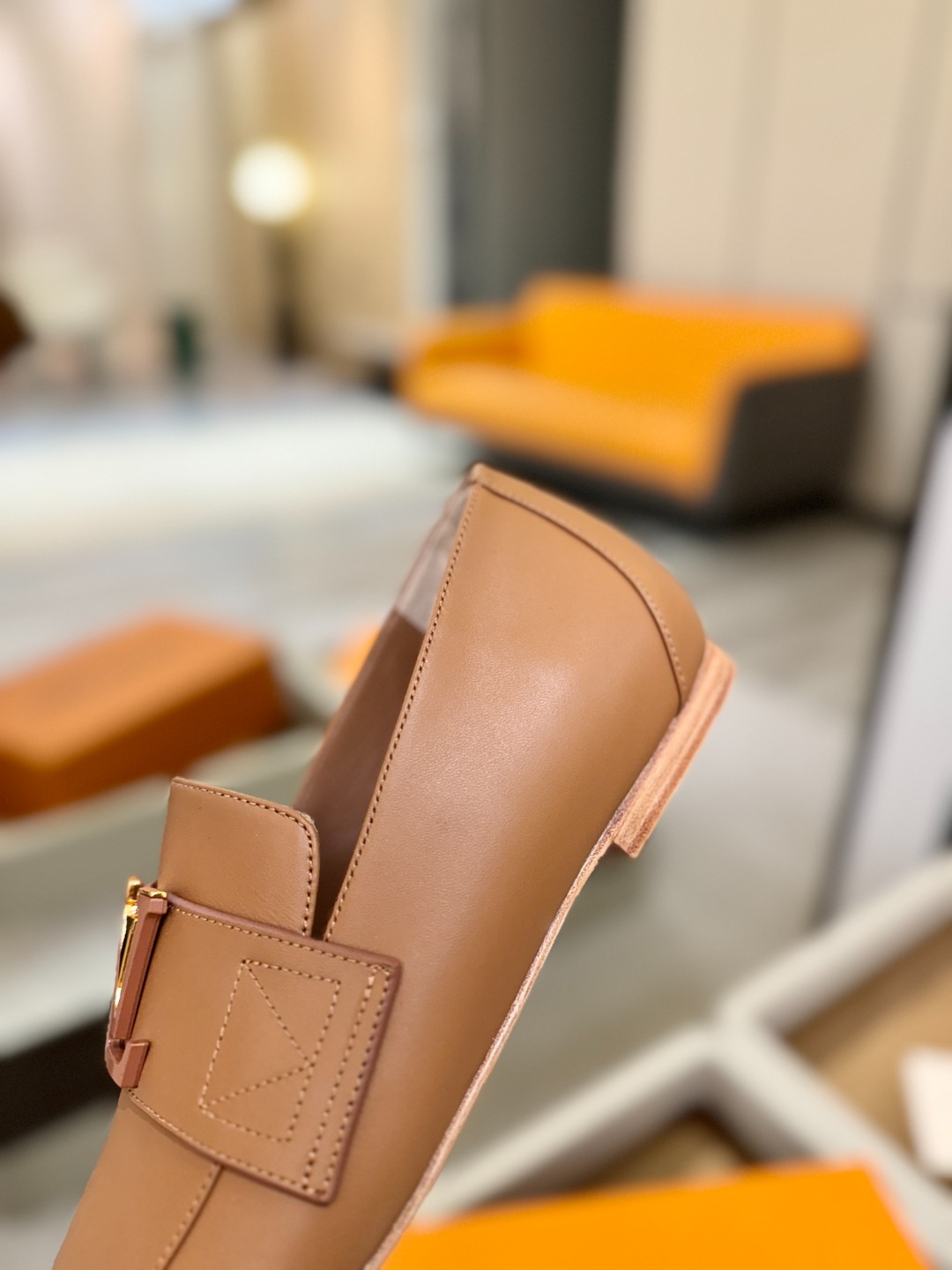 L✔️ 家专柜走秀款、实体系列同步更新、完美楦型+电镀扣子、整只鞋面工艺比较复杂、平底设计舒适、走路不累