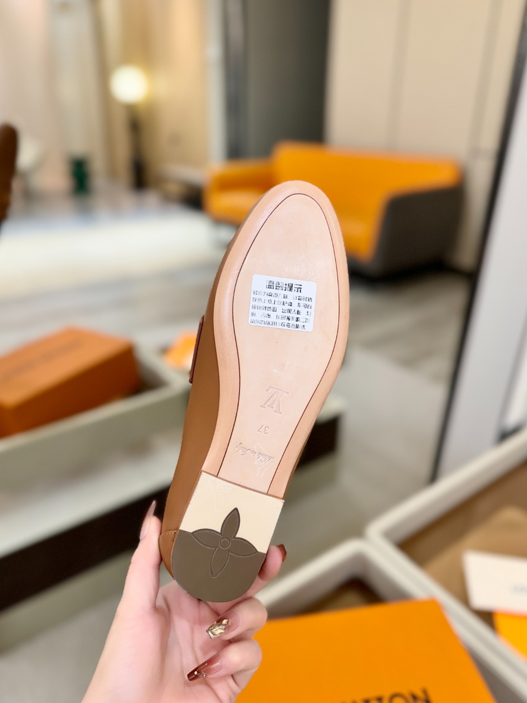 L✔️ 家专柜走秀款、实体系列同步更新、完美楦型+电镀扣子、整只鞋面工艺比较复杂、平底设计舒适、走路不累