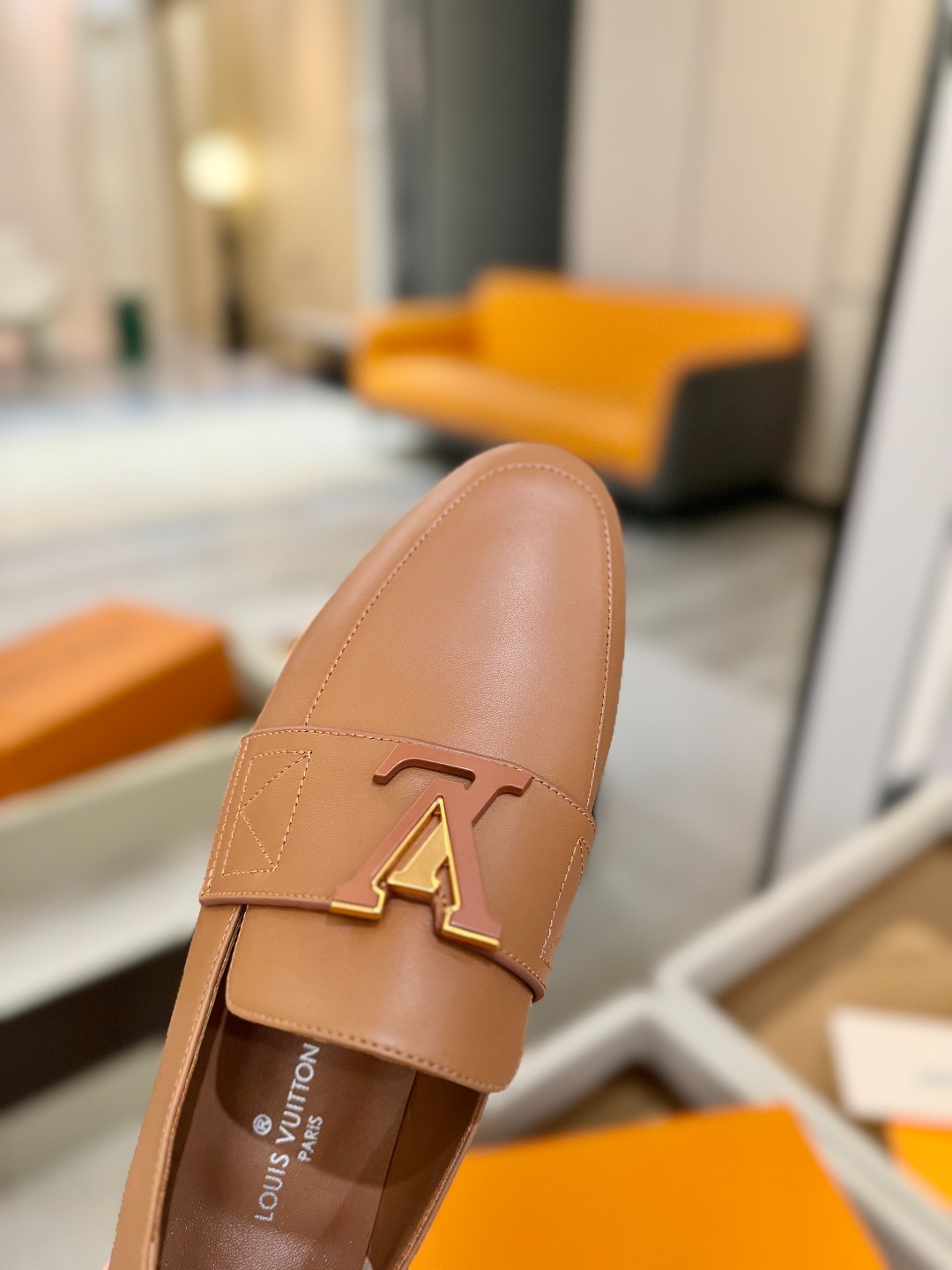 L✔️ 家专柜走秀款、实体系列同步更新、完美楦型+电镀扣子、整只鞋面工艺比较复杂、平底设计舒适、走路不累