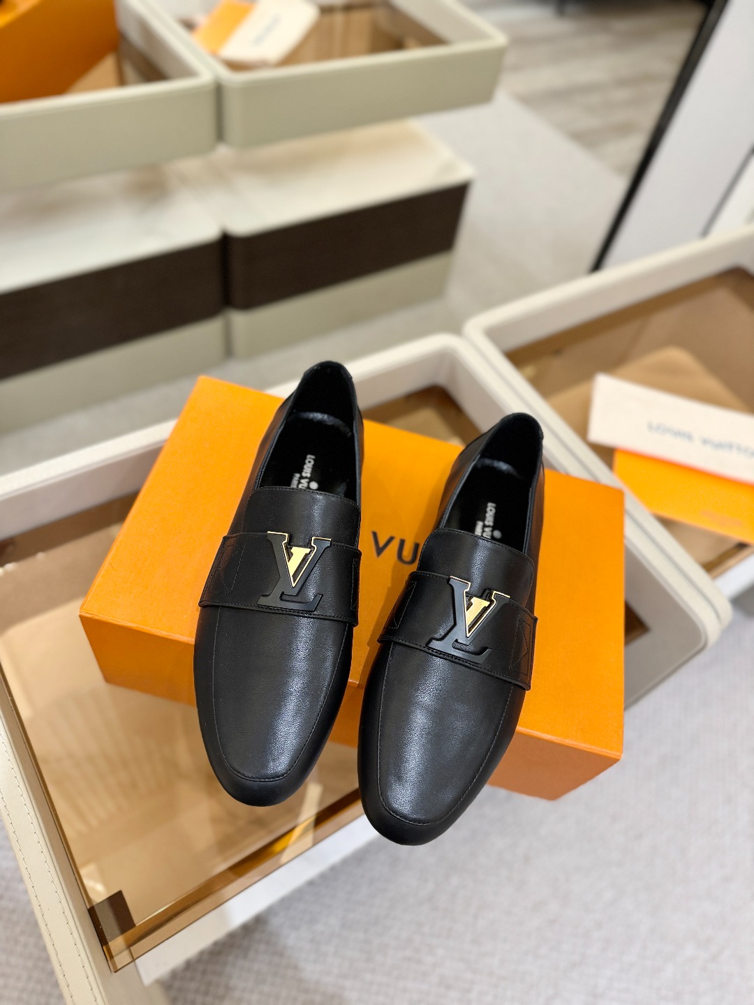 L✔️ 家专柜走秀款、实体系列同步更新、完美楦型+电镀扣子、整只鞋面工艺比较复杂、平底设计舒适、走路不累