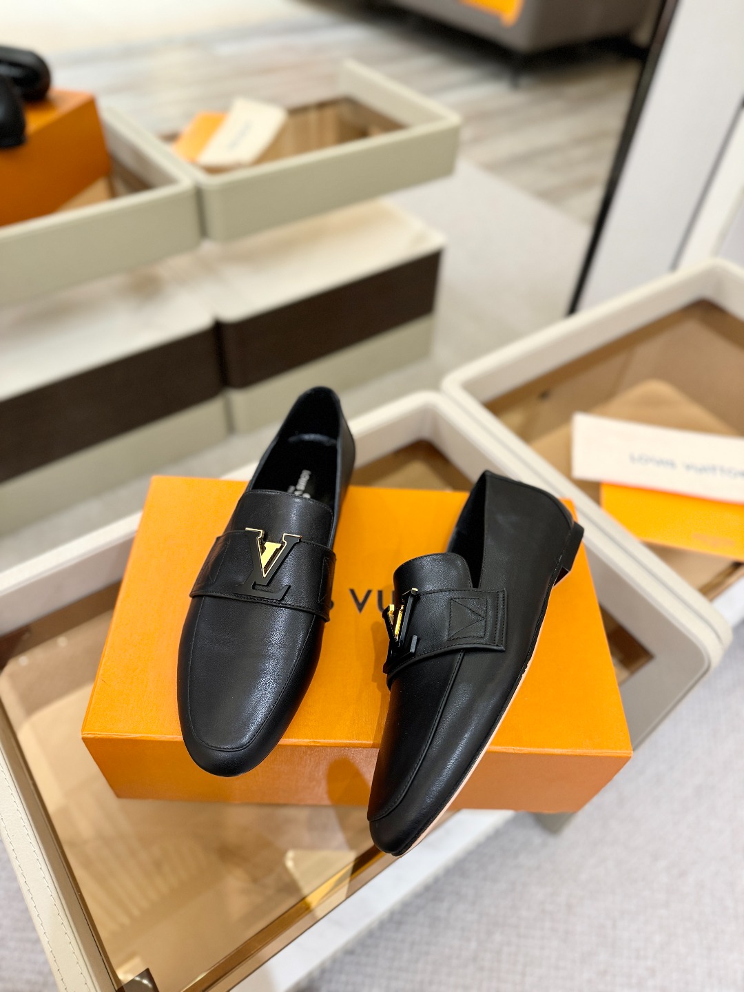 L✔️ 家专柜走秀款、实体系列同步更新、完美楦型+电镀扣子、整只鞋面工艺比较复杂、平底设计舒适、走路不累