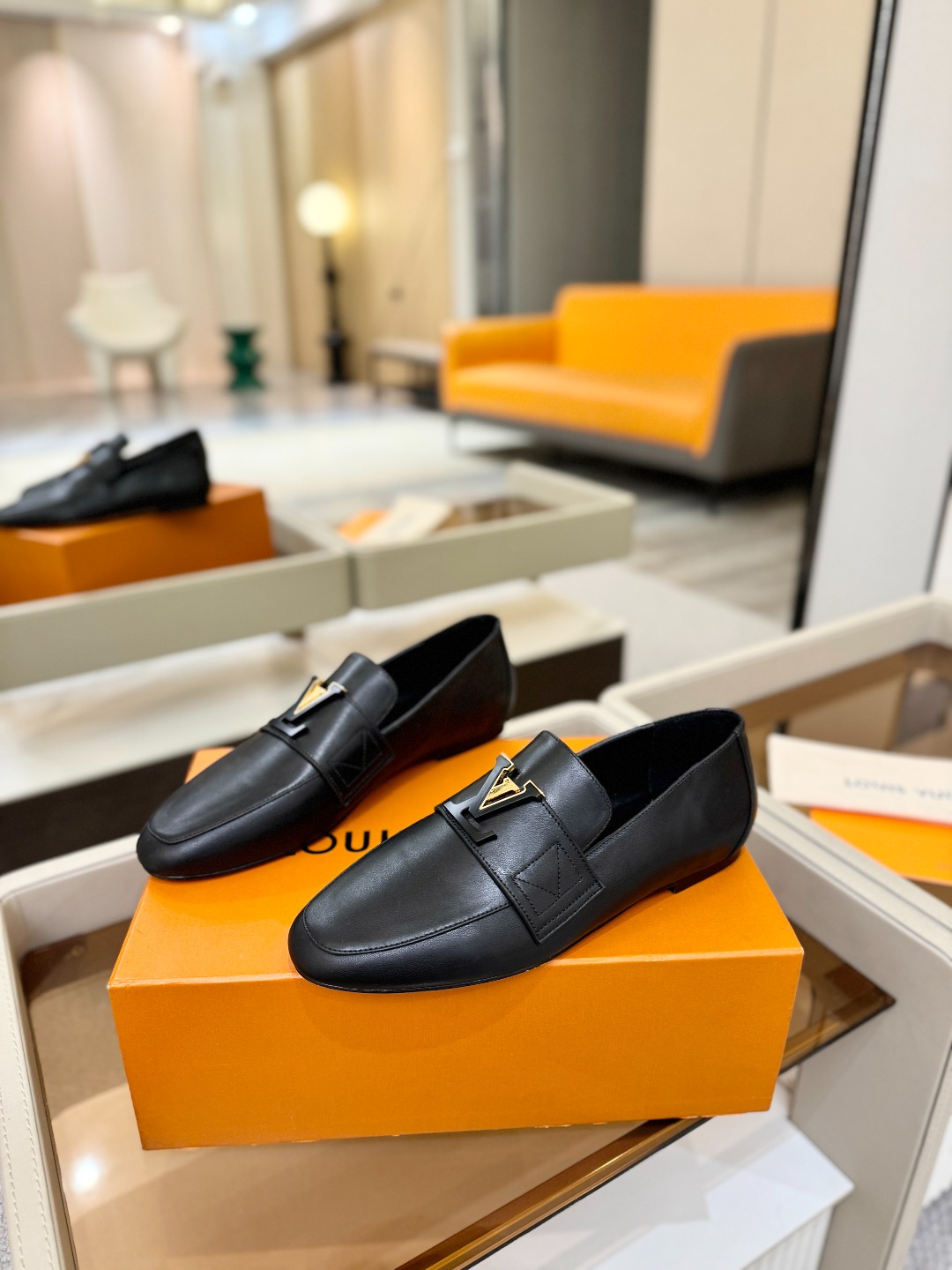 L✔️ 家专柜走秀款、实体系列同步更新、完美楦型+电镀扣子、整只鞋面工艺比较复杂、平底设计舒适、走路不累