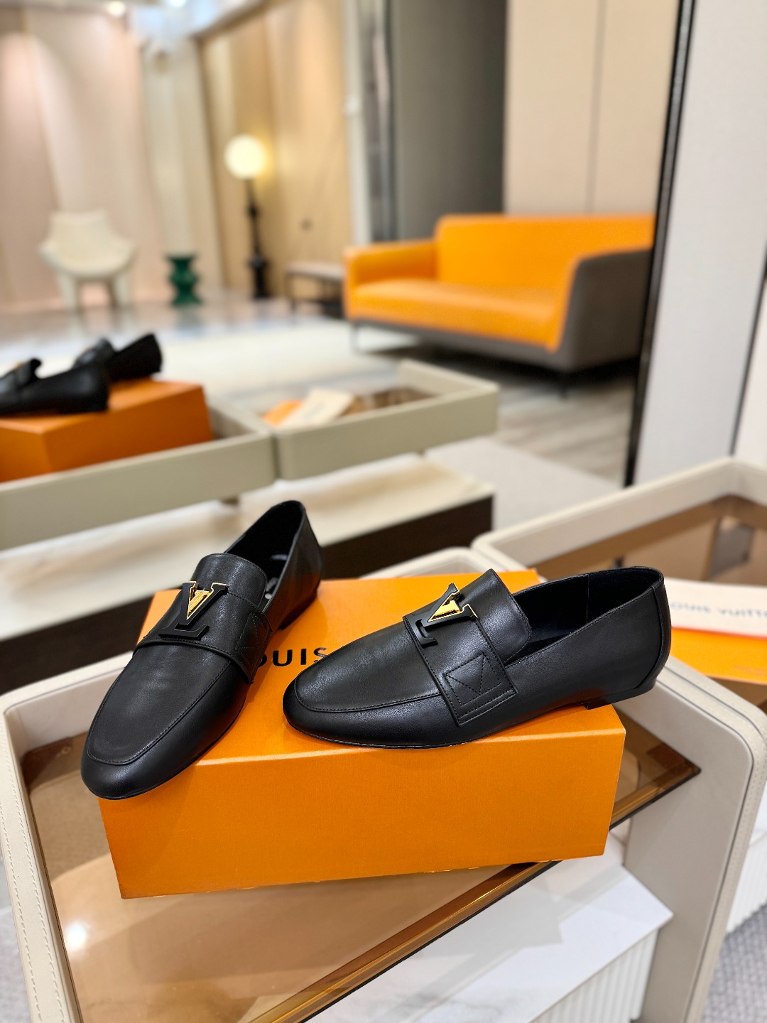 L✔️ 家专柜走秀款、实体系列同步更新、完美楦型+电镀扣子、整只鞋面工艺比较复杂、平底设计舒适、走路不累