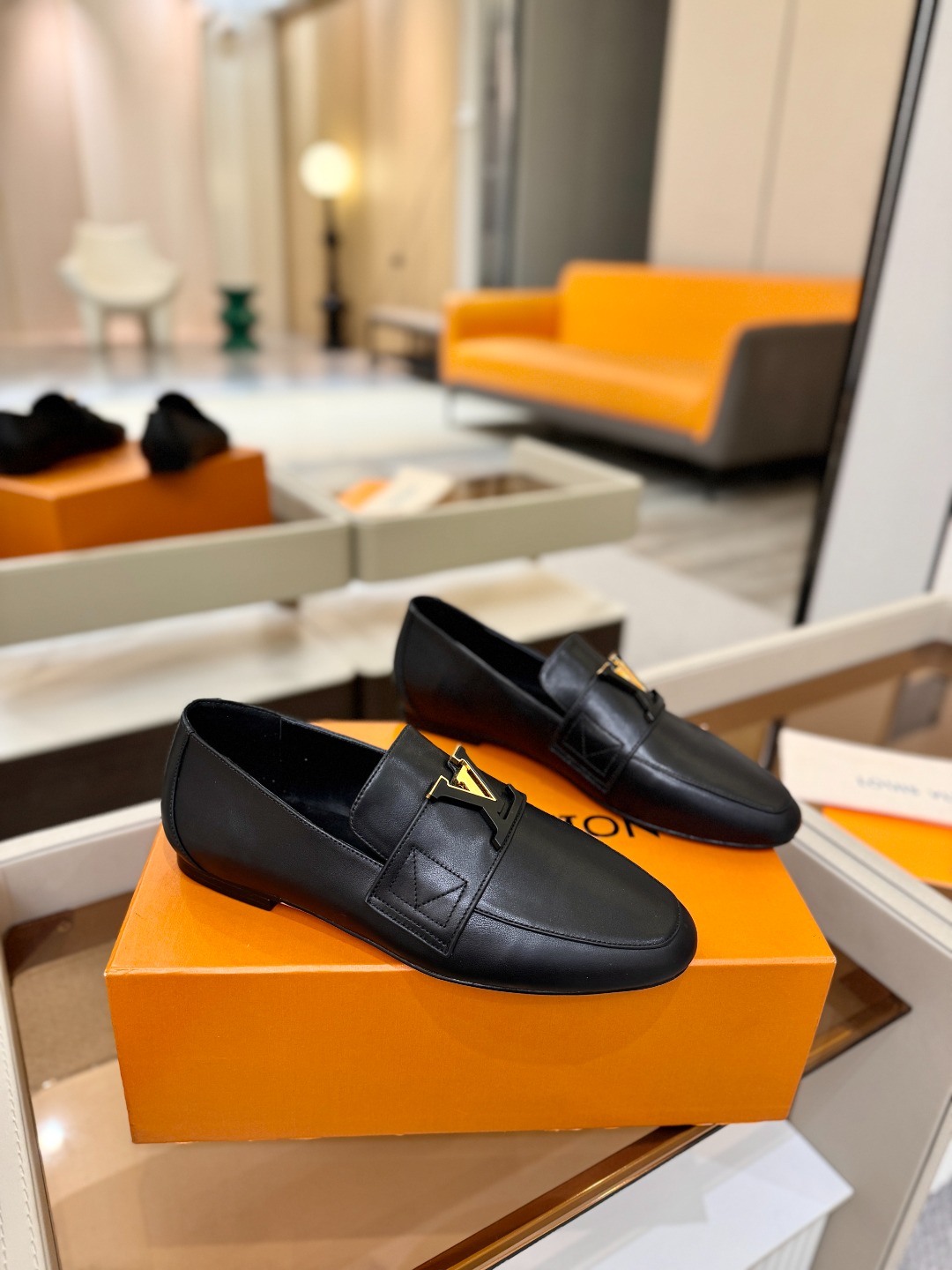 L✔️ 家专柜走秀款、实体系列同步更新、完美楦型+电镀扣子、整只鞋面工艺比较复杂、平底设计舒适、走路不累