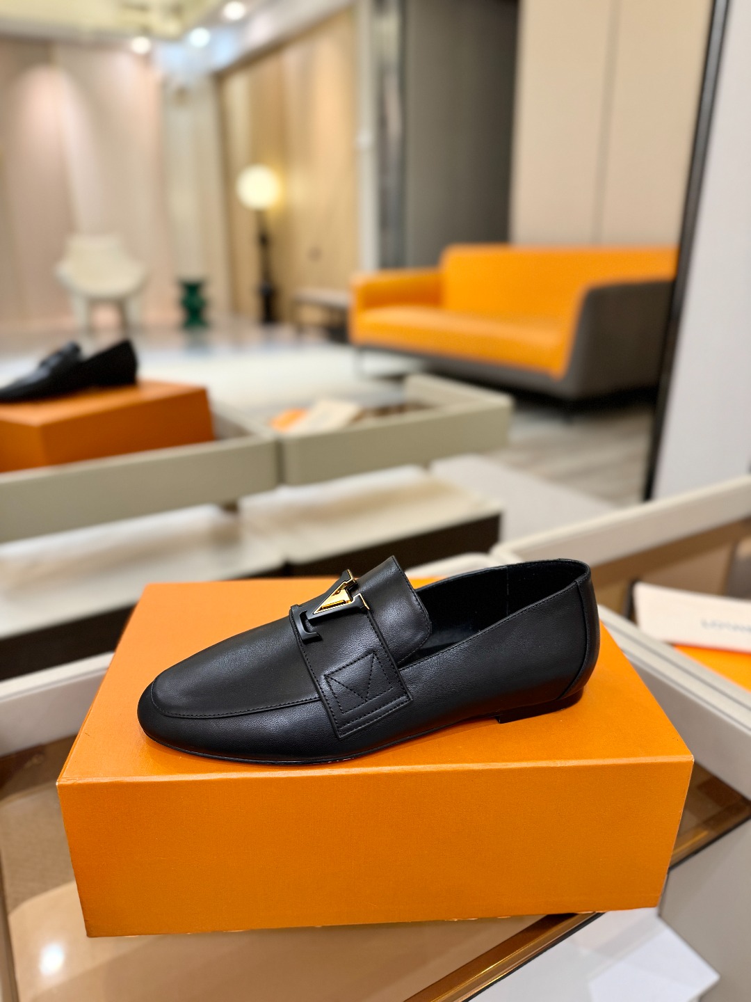 L✔️ 家专柜走秀款、实体系列同步更新、完美楦型+电镀扣子、整只鞋面工艺比较复杂、平底设计舒适、走路不累