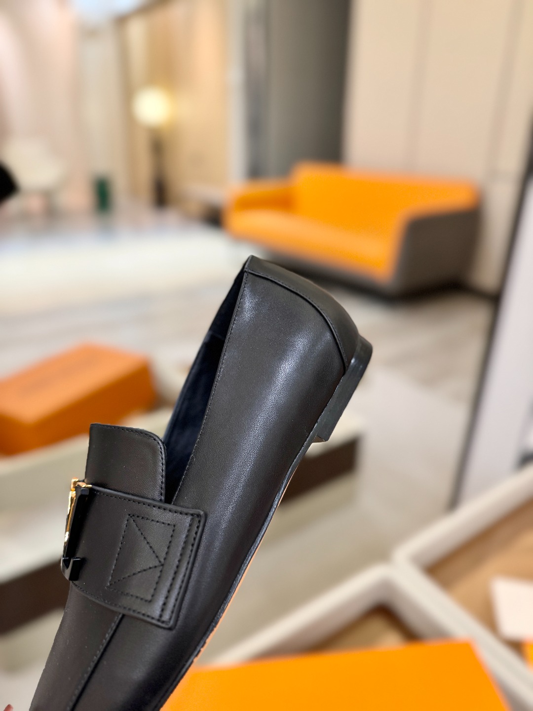 L✔️ 家专柜走秀款、实体系列同步更新、完美楦型+电镀扣子、整只鞋面工艺比较复杂、平底设计舒适、走路不累