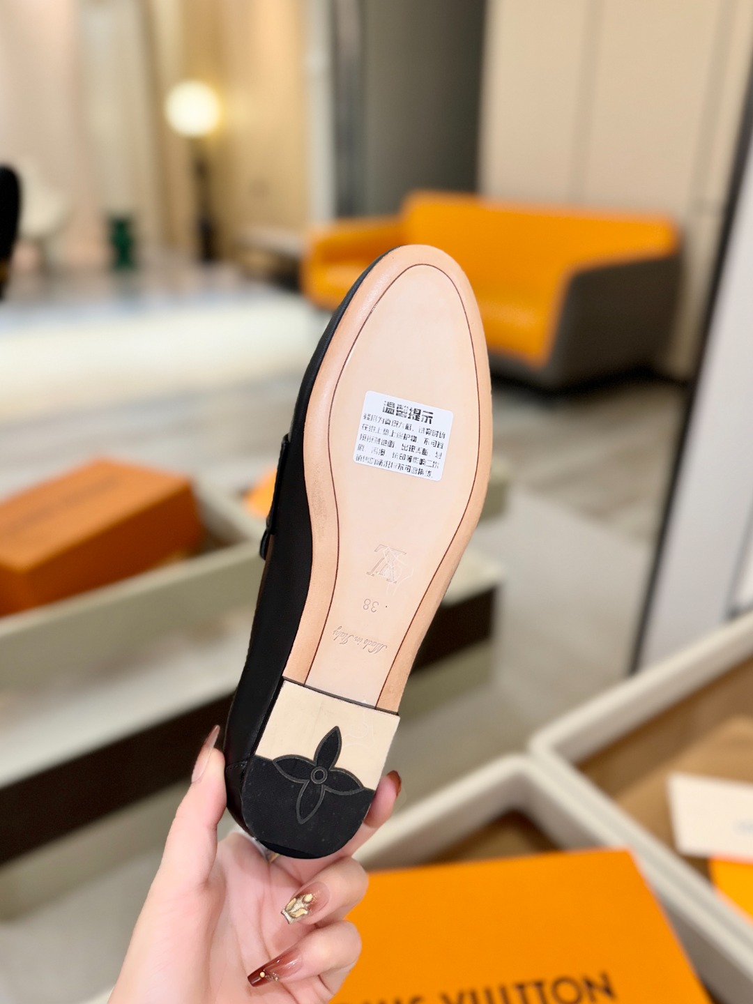 L✔️ 家专柜走秀款、实体系列同步更新、完美楦型+电镀扣子、整只鞋面工艺比较复杂、平底设计舒适、走路不累