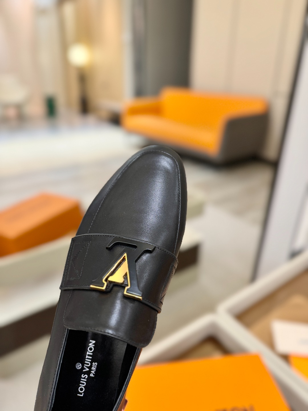 L✔️ 家专柜走秀款、实体系列同步更新、完美楦型+电镀扣子、整只鞋面工艺比较复杂、平底设计舒适、走路不累