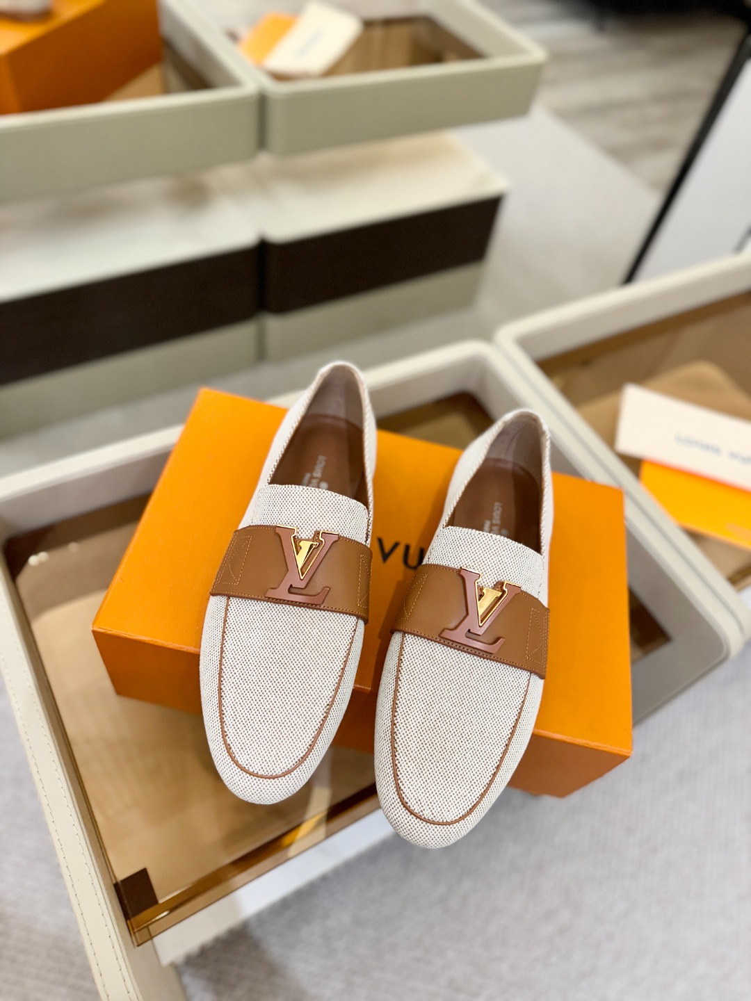 L✔️ 家专柜走秀款、实体系列同步更新、完美楦型+电镀扣子、整只鞋面工艺比较复杂、平底设计舒适、走路不累