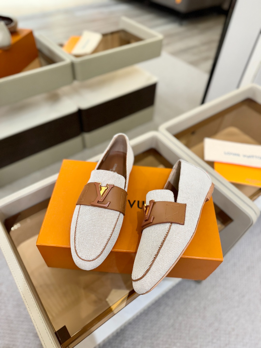 L✔️ 家专柜走秀款、实体系列同步更新、完美楦型+电镀扣子、整只鞋面工艺比较复杂、平底设计舒适、走路不累