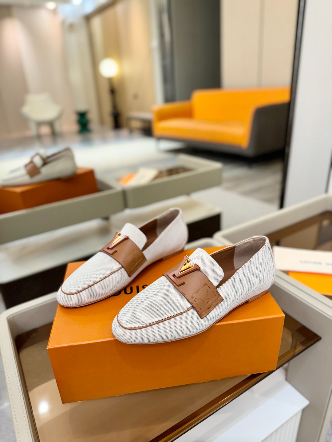 L✔️ 家专柜走秀款、实体系列同步更新、完美楦型+电镀扣子、整只鞋面工艺比较复杂、平底设计舒适、走路不累