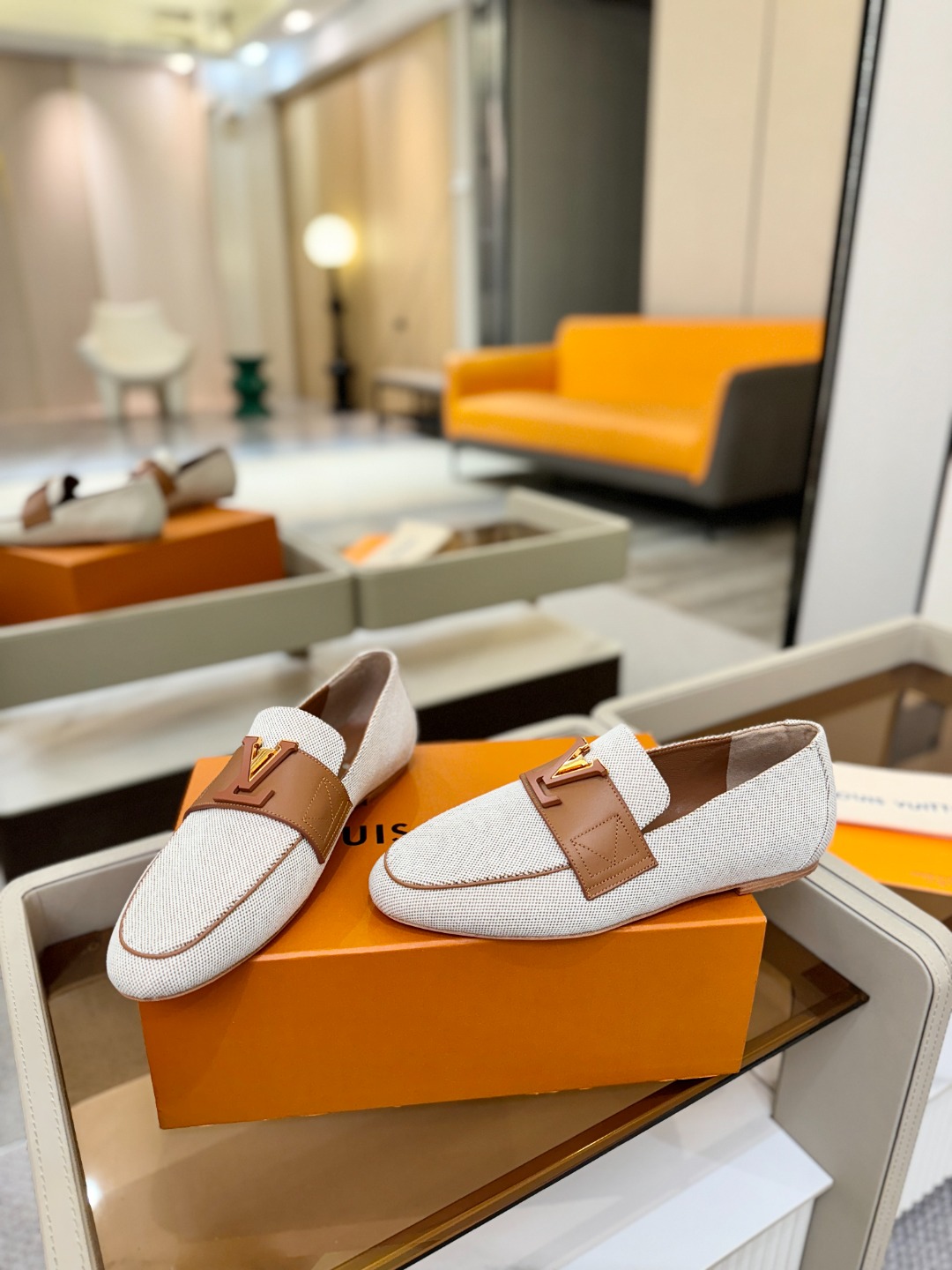 L✔️ 家专柜走秀款、实体系列同步更新、完美楦型+电镀扣子、整只鞋面工艺比较复杂、平底设计舒适、走路不累