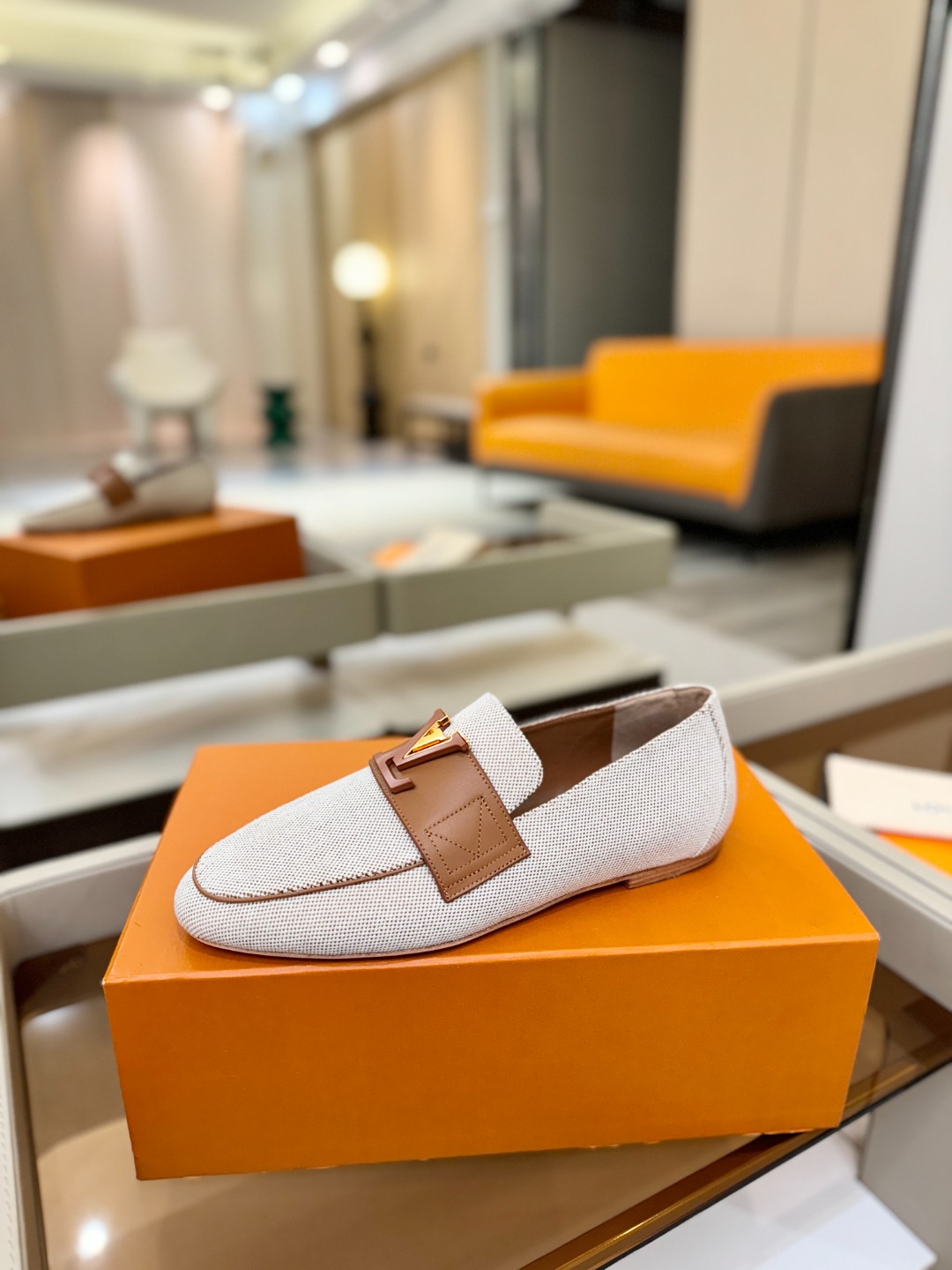 L✔️ 家专柜走秀款、实体系列同步更新、完美楦型+电镀扣子、整只鞋面工艺比较复杂、平底设计舒适、走路不累
