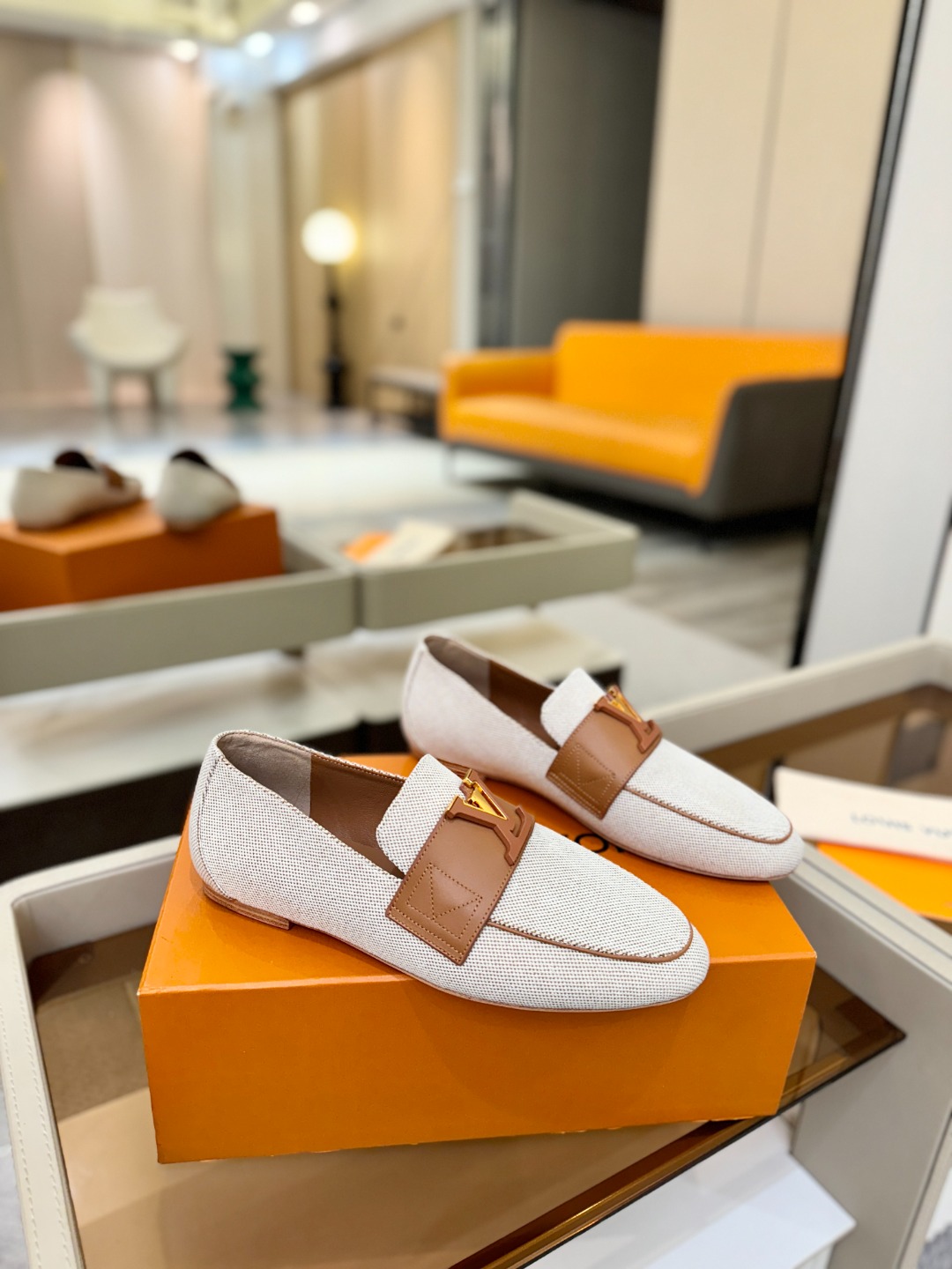 L✔️ 家专柜走秀款、实体系列同步更新、完美楦型+电镀扣子、整只鞋面工艺比较复杂、平底设计舒适、走路不累