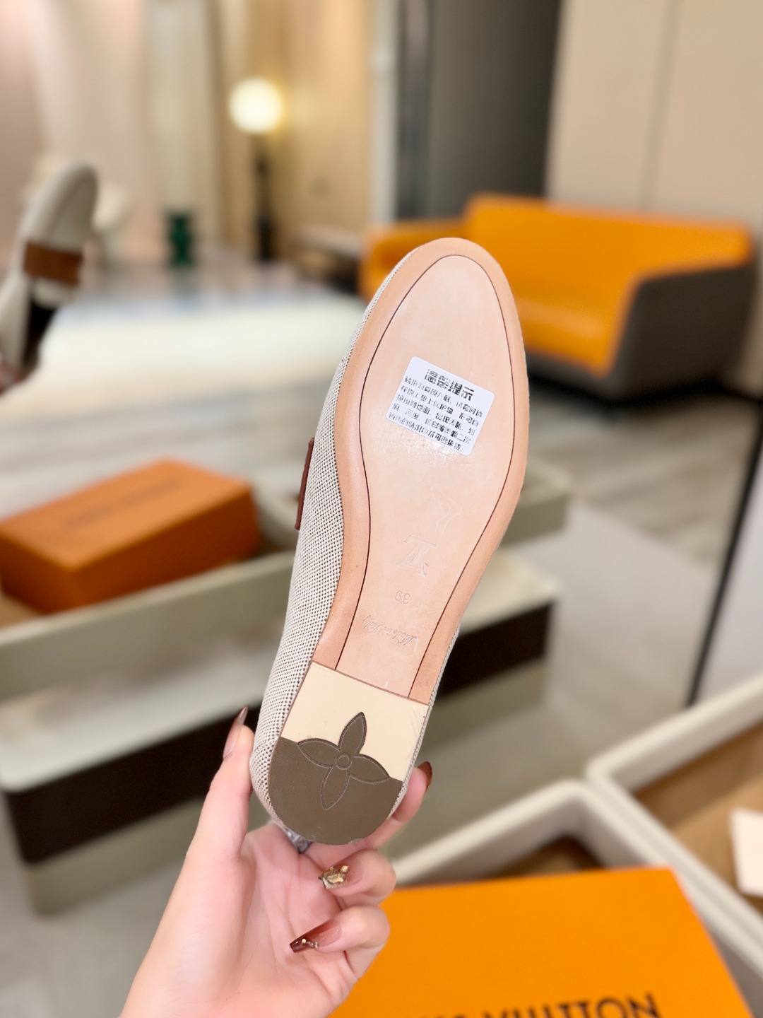L✔️ 家专柜走秀款、实体系列同步更新、完美楦型+电镀扣子、整只鞋面工艺比较复杂、平底设计舒适、走路不累