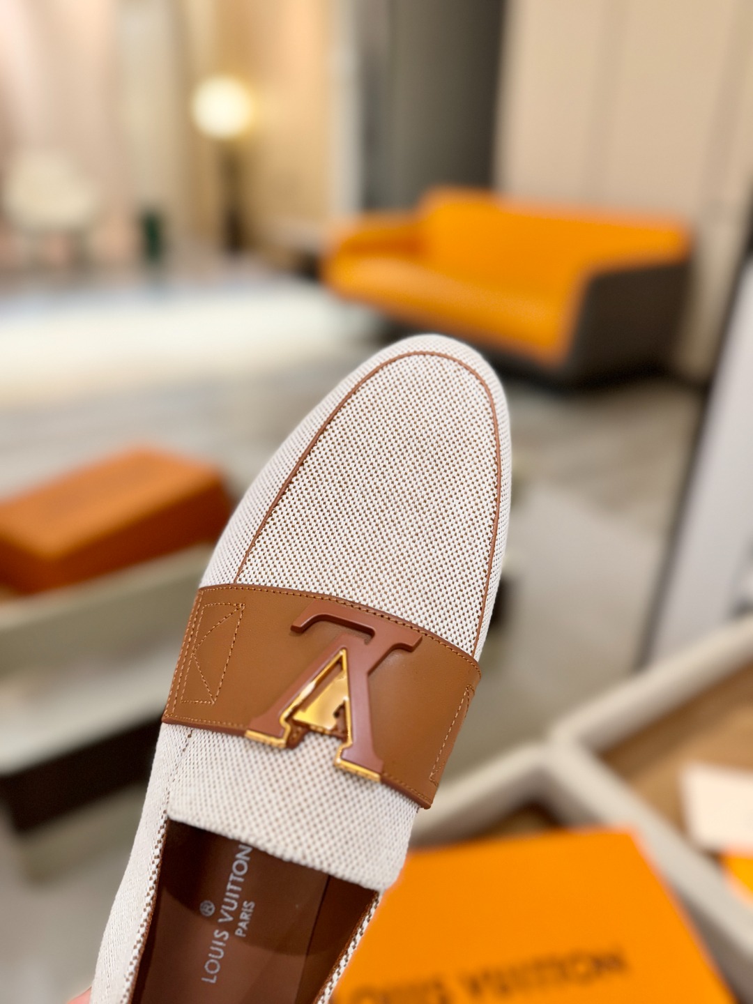 L✔️ 家专柜走秀款、实体系列同步更新、完美楦型+电镀扣子、整只鞋面工艺比较复杂、平底设计舒适、走路不累