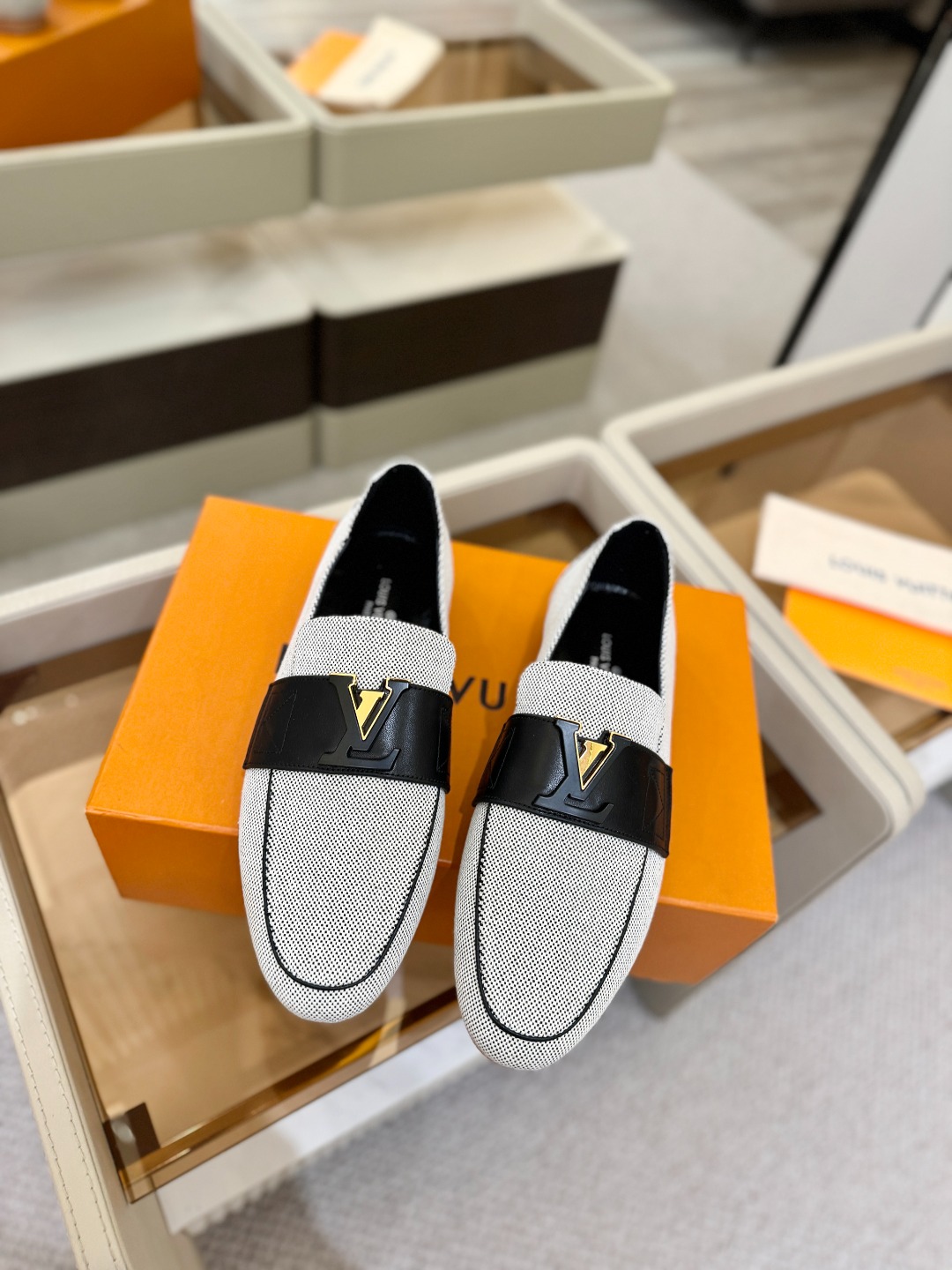 L✔️ 家专柜走秀款、实体系列同步更新、完美楦型+电镀扣子、整只鞋面工艺比较复杂、平底设计舒适、走路不累